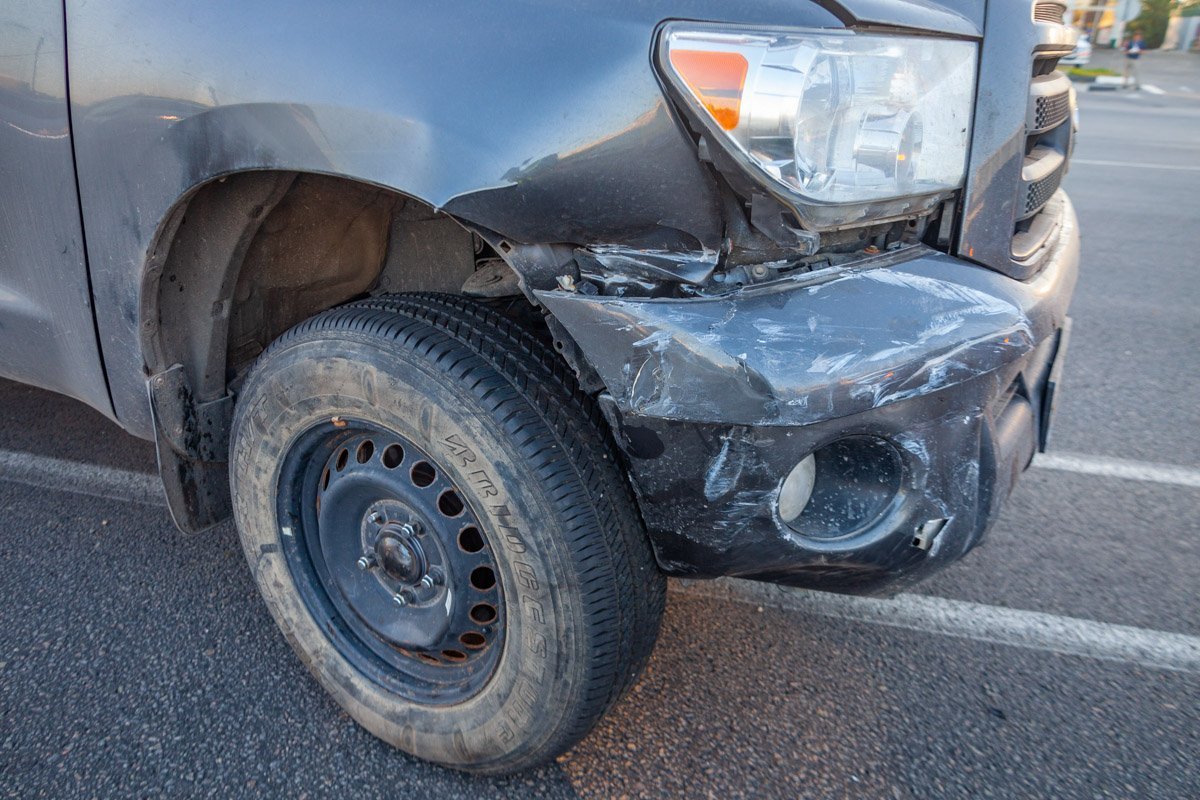 Водитель Toyota не ожидал такого поворота событий, поэтому не успел отреагировать и въехал в ВАЗ Водитель Toyota не ожидал такого поворота событий, поэтому не успел отреагировать и въехал в ВАЗ