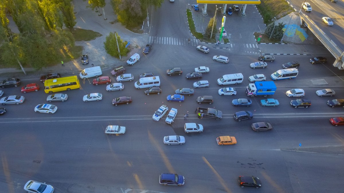 Недалеко от этой аварии, в 17:45, произошла еще одна, которая еще больше затруднила движение Недалеко от этой аварии, в 17:45, произошла еще одна, которая еще больше затруднила движение