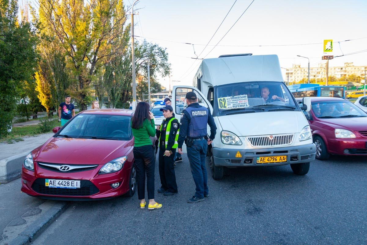 Место аварии огородили конусами, движение на этом отрезке дороги в сторону Правого берега затруднено Место аварии огородили конусами, движение на этом отрезке дороги в сторону Правого берега затруднено