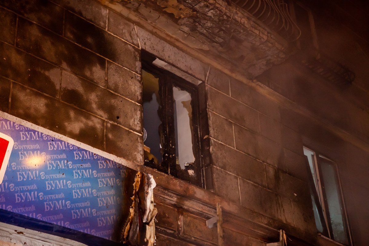 Пострадали окна жилой квартиры Пострадали окна жилой квартиры