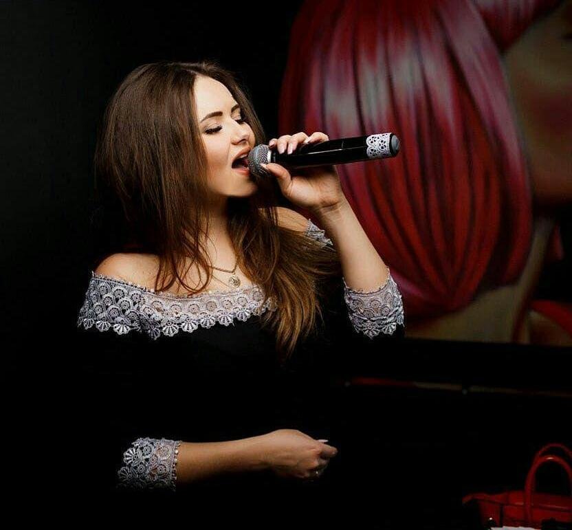 За простой дверью скрывается отличный бар