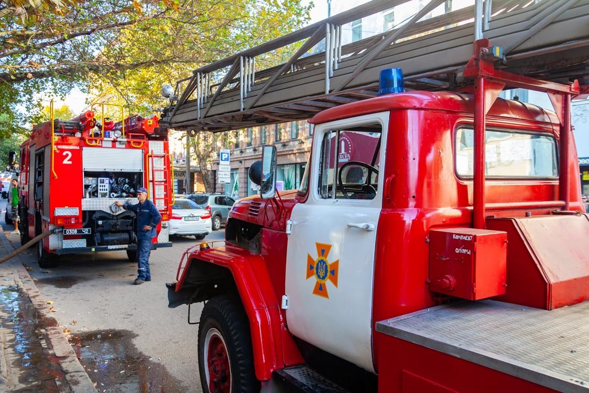 На месте работали спасатели 1-й и 2-й пожарно-спасательной части ГСЧС