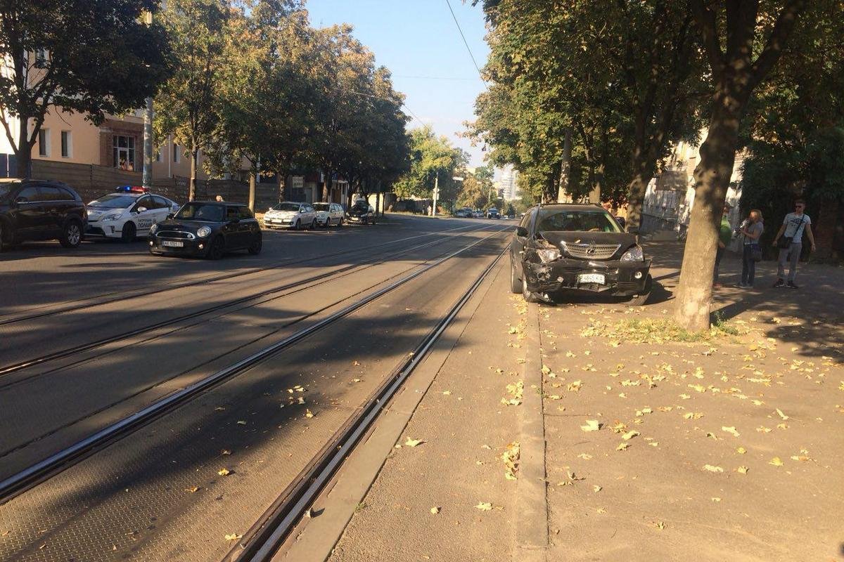 На Грушевского столкнулись Lexus и Skoda