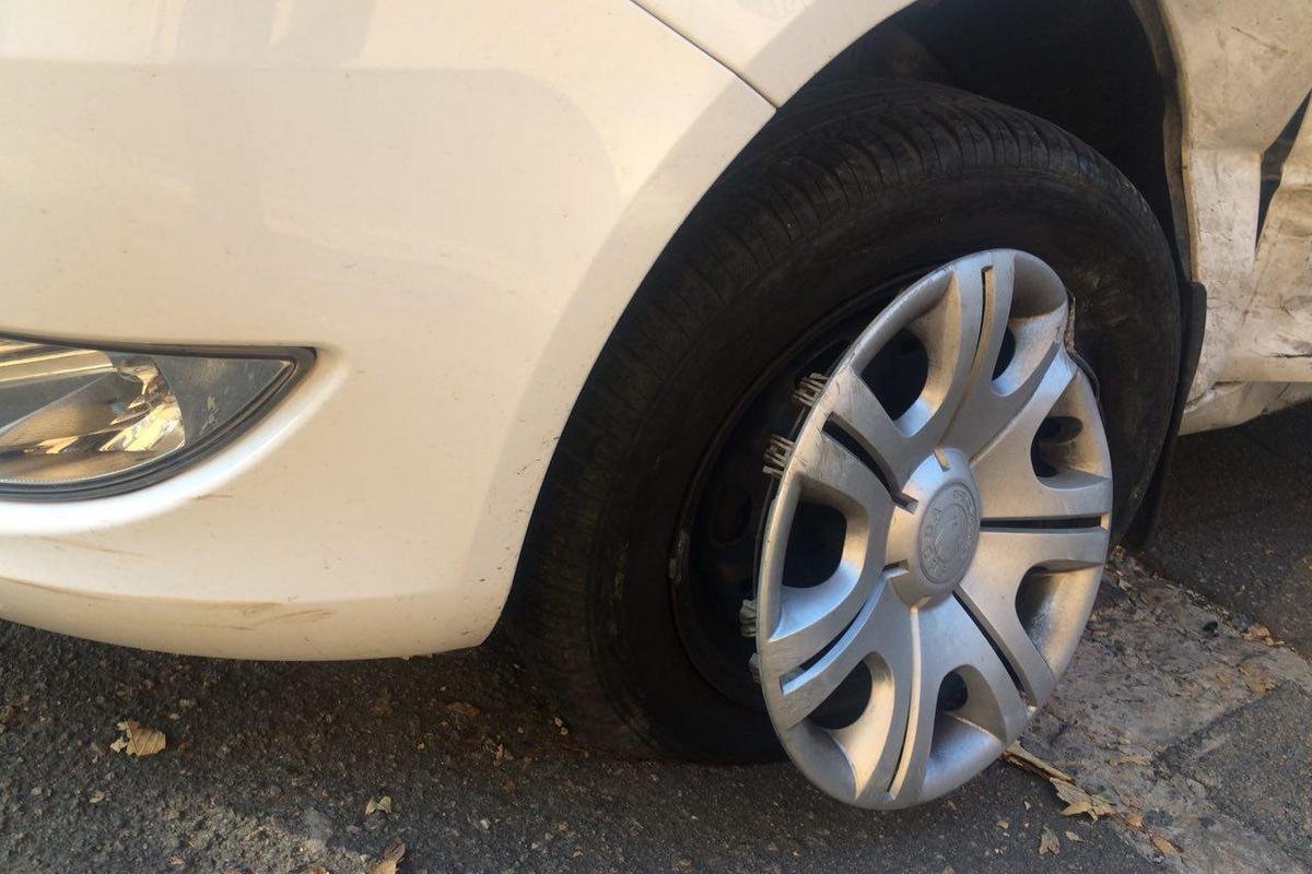 Lexus выехал на трамвайные пути, чтобы обогнать поток автомобилей, и врезался в Skoda