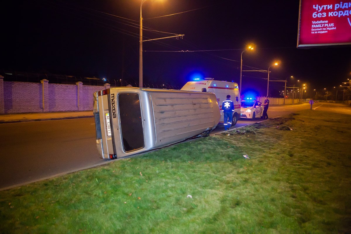 На Набережной Заводской перевернулся микроавтобус Mazda На Набережной Заводской перевернулся микроавтобус Mazda