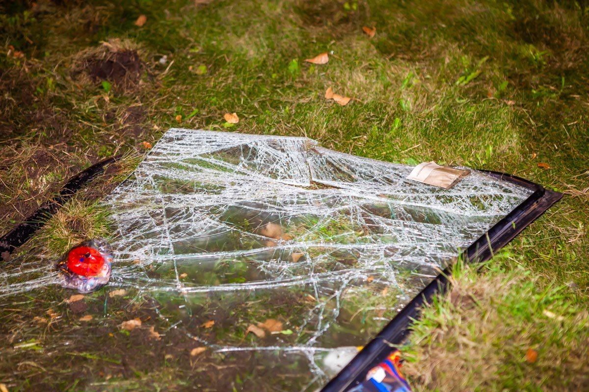 В машине от удара треснуло и вылетело лобовое стекло В машине от удара треснуло и вылетело лобовое стекло