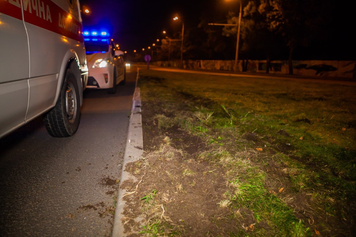 Сперва автомобиль зацепился за бордюр, а потом выехал на газон и перевернулся Сперва автомобиль зацепился за бордюр, а потом выехал на газон и перевернулся