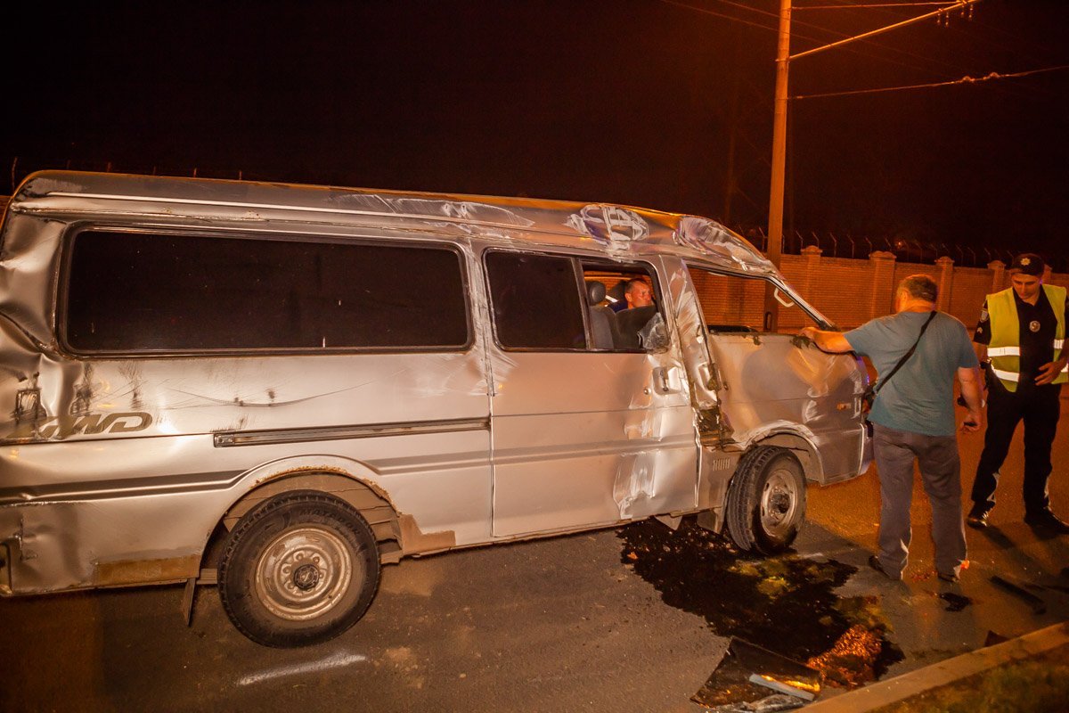 Около 21:00 на место приехали спасатели, чтобы поставить микроавтобус на  место Около 21:00 на место приехали спасатели, чтобы поставить микроавтобус на  место