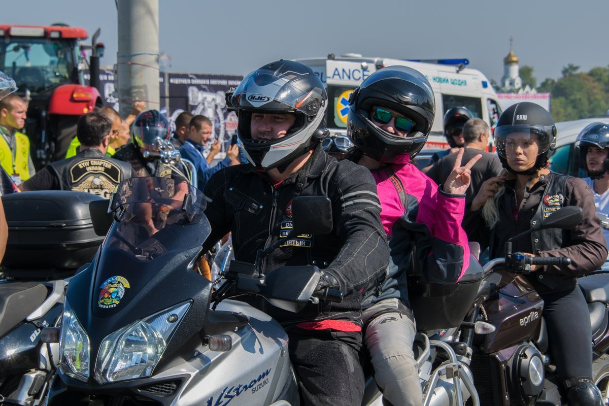 Байкеры приезжали со своими спутницами, спутниками и друзьями