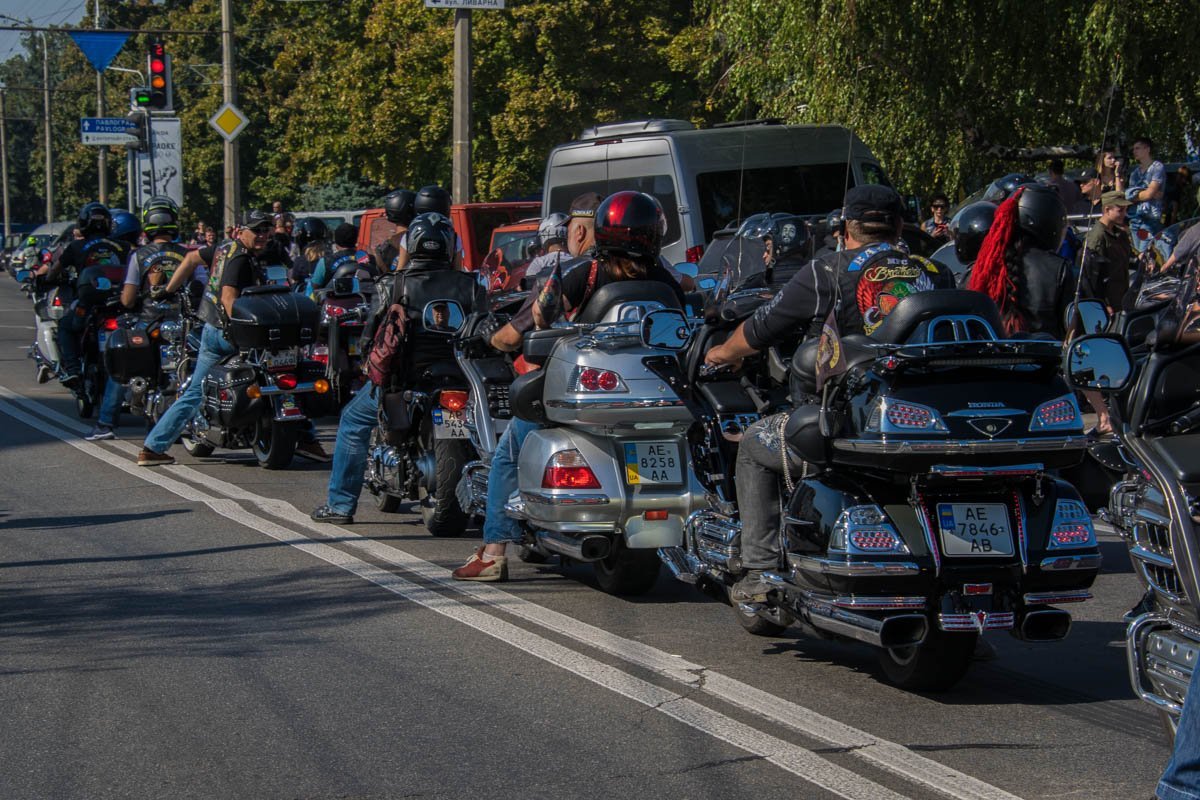 В мотопробеге приняли участие тысячи мотоциклистов 