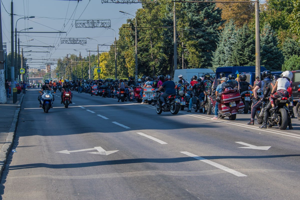 Любители двухколесного транспорта направились праздновать в Лавину