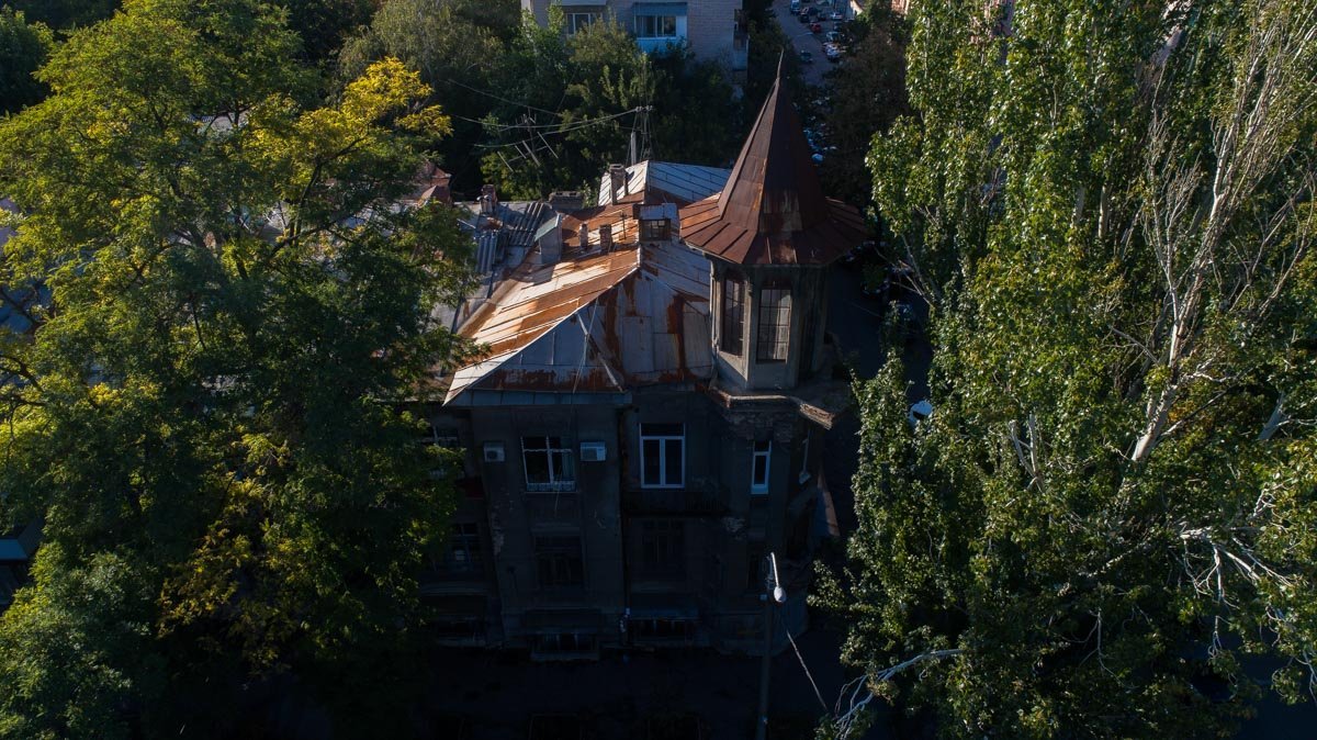 Столетний кусочек истории скромно спрятался в самом центре города