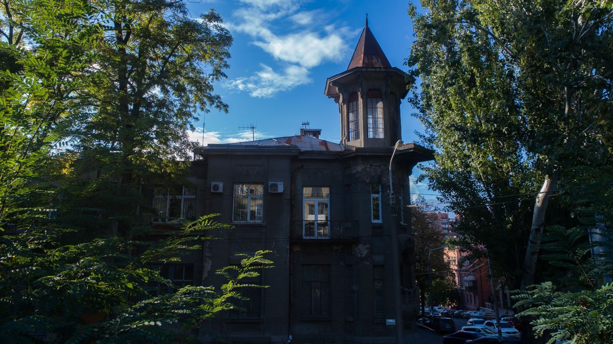 Со стороны улицы Гоголя фасад имеет два этажа