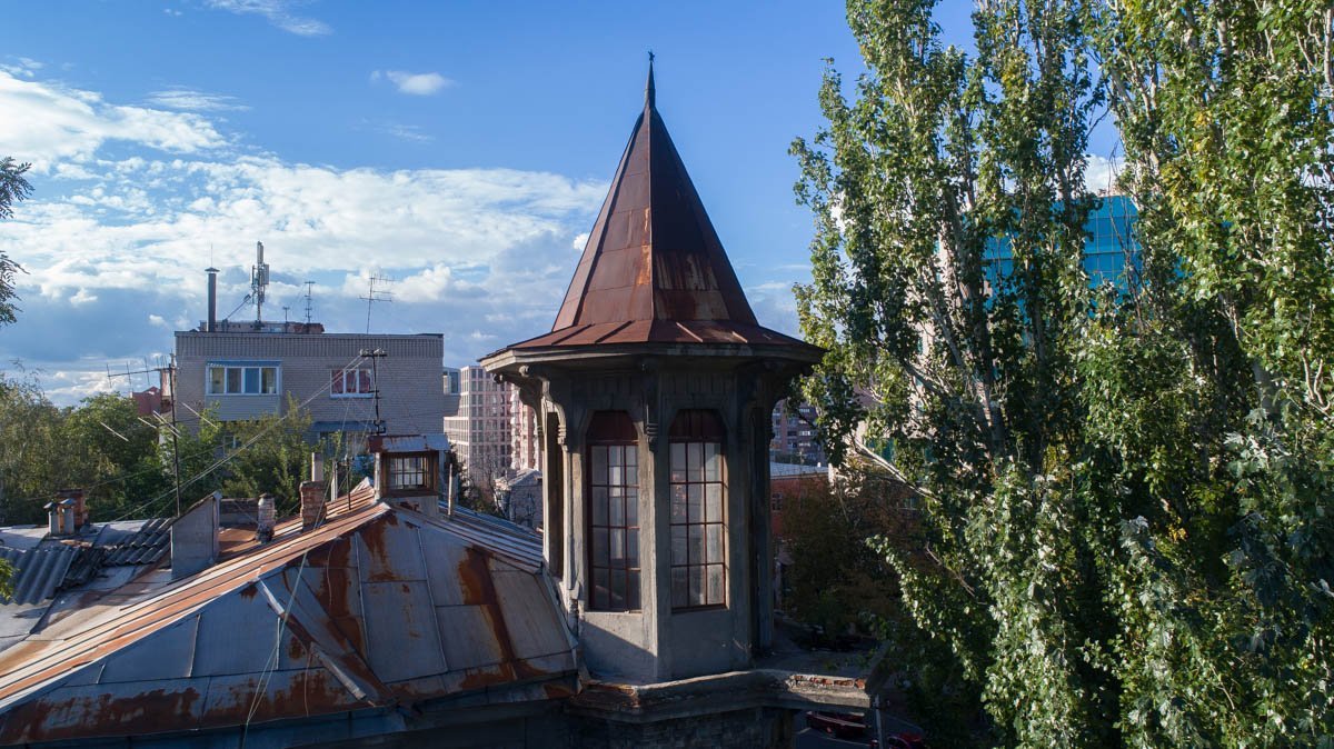 Башня здания была изначально рассчитана на формирование панорамы улицы Шевченко