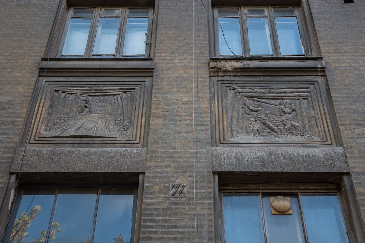 На трех фасадах дома можно найти около 15-ти скульптурных барельефов