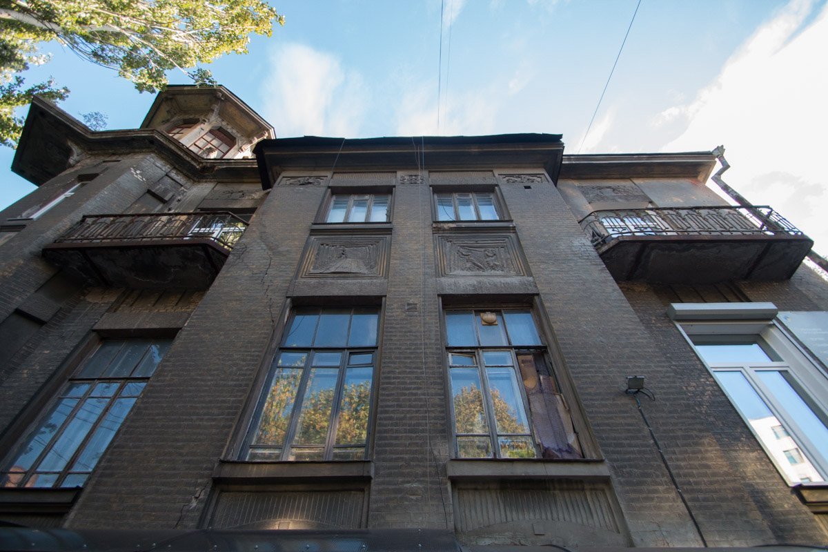 Несмотря на то, что состояние особняка оставляет желать лучшего, барельефы довольно неплохо сохранились