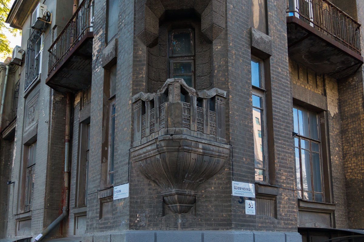 Один из немногих сохранившихся эркерных балконов в Днепре