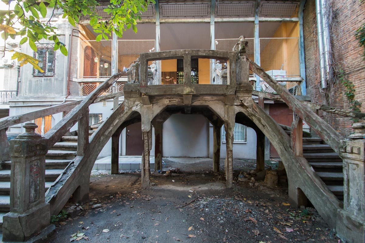 Во дворе особняка находится главная его жемчужина — красивейшая террасная лестница