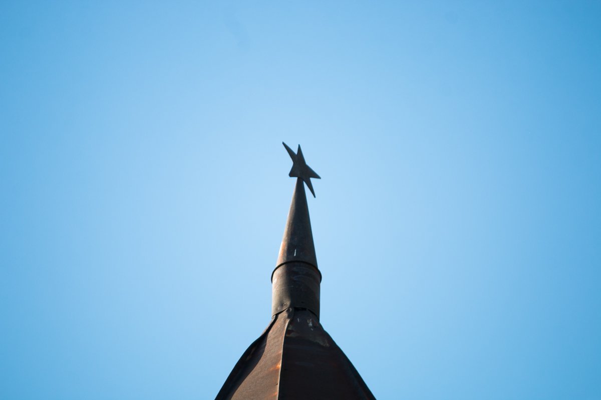 Интересным курьезом эпохи выглядит маленькая красная звезда, которая до сих пор венчает башню особняка