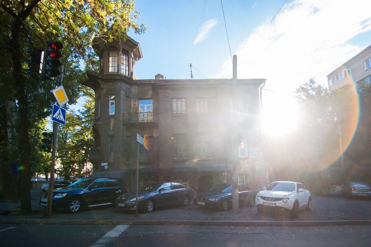 Сейчас дом, некогда представлявший собой единое целое и имевший богатые интерьеры, разделили на отдельные квартиры