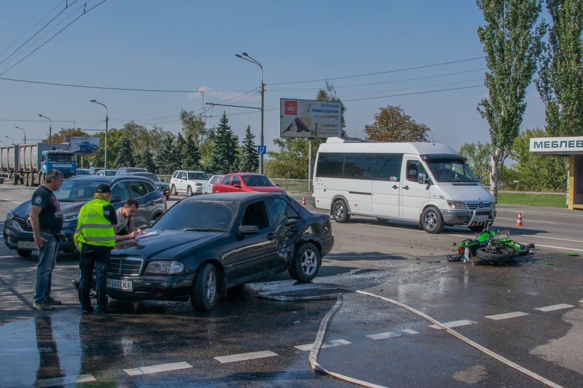 Мотоциклист на скорости врезался в заднюю левую дверь автомобиля