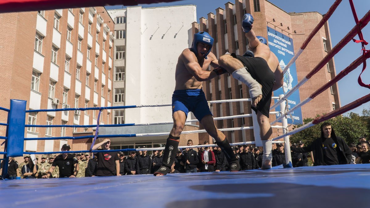 В ММА можно применять руки и ноги 