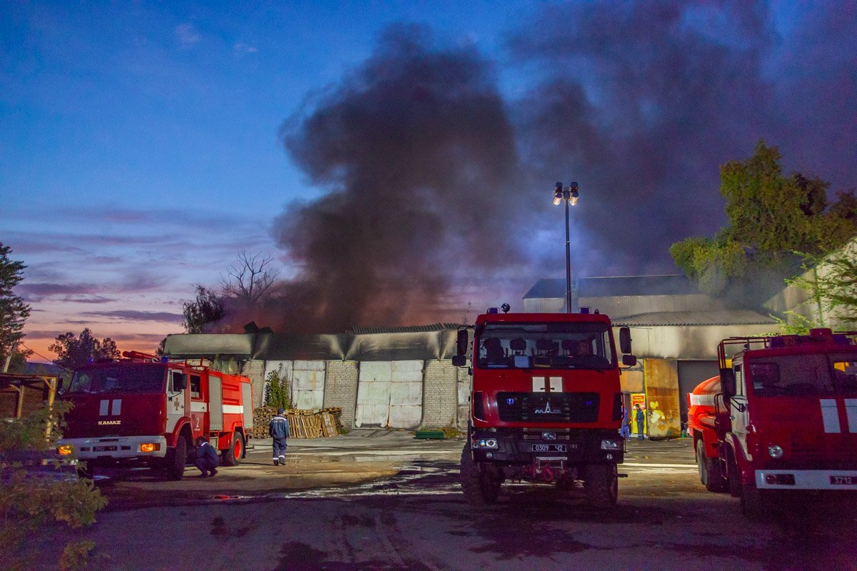 На улице Артельной, 10, загорелись склад и предприяти