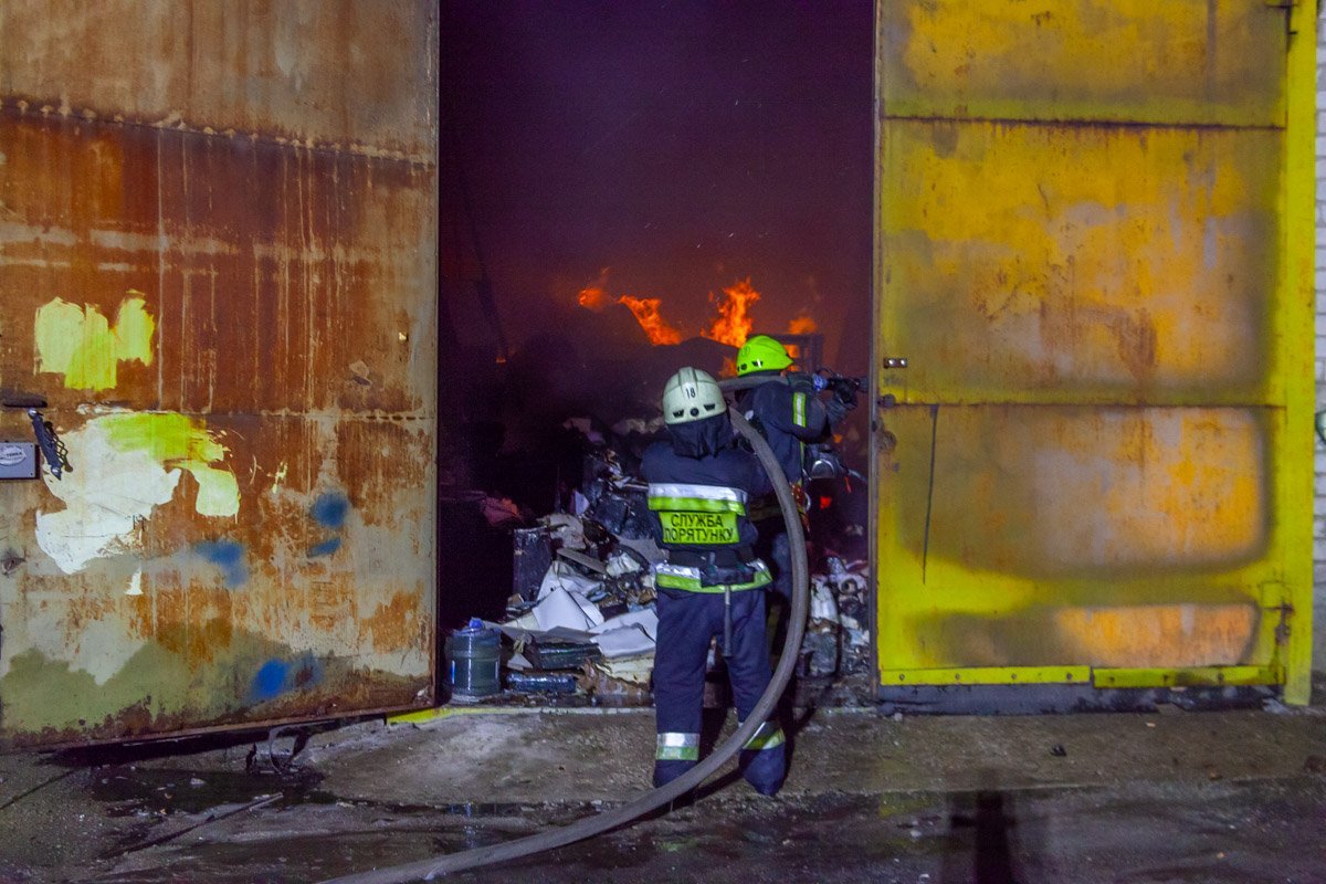 Сперва загорелось предприятие, изготовляющее мебель