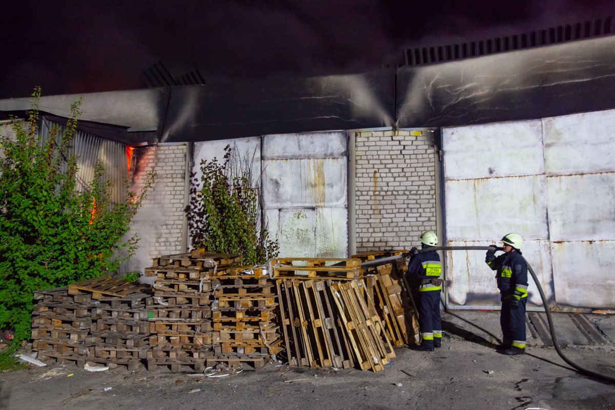 Преимущественно горят поддоны, фурнитура и стройматериалы