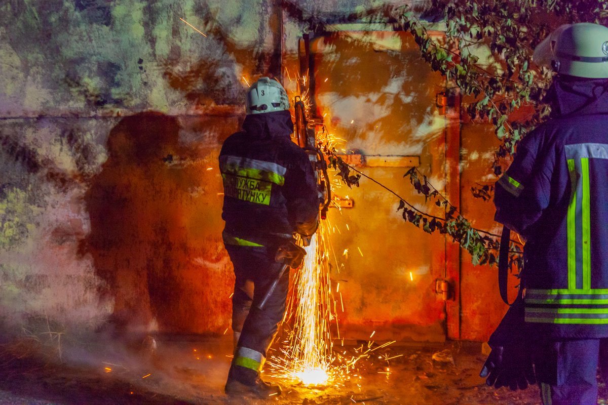 Спасатели вырезают двери, чтобы получить доступ к огню