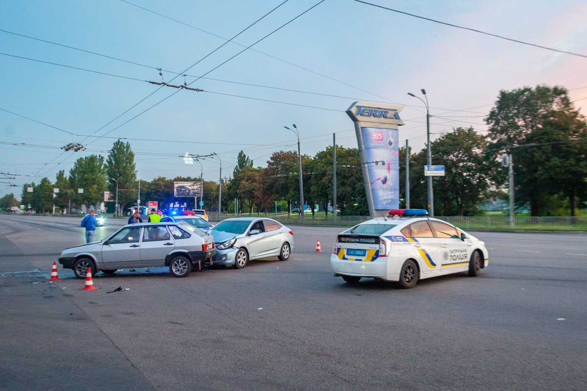 На пересечении Запорожского шоссе и Паникахи столкнулись ВАЗ и Hyundai