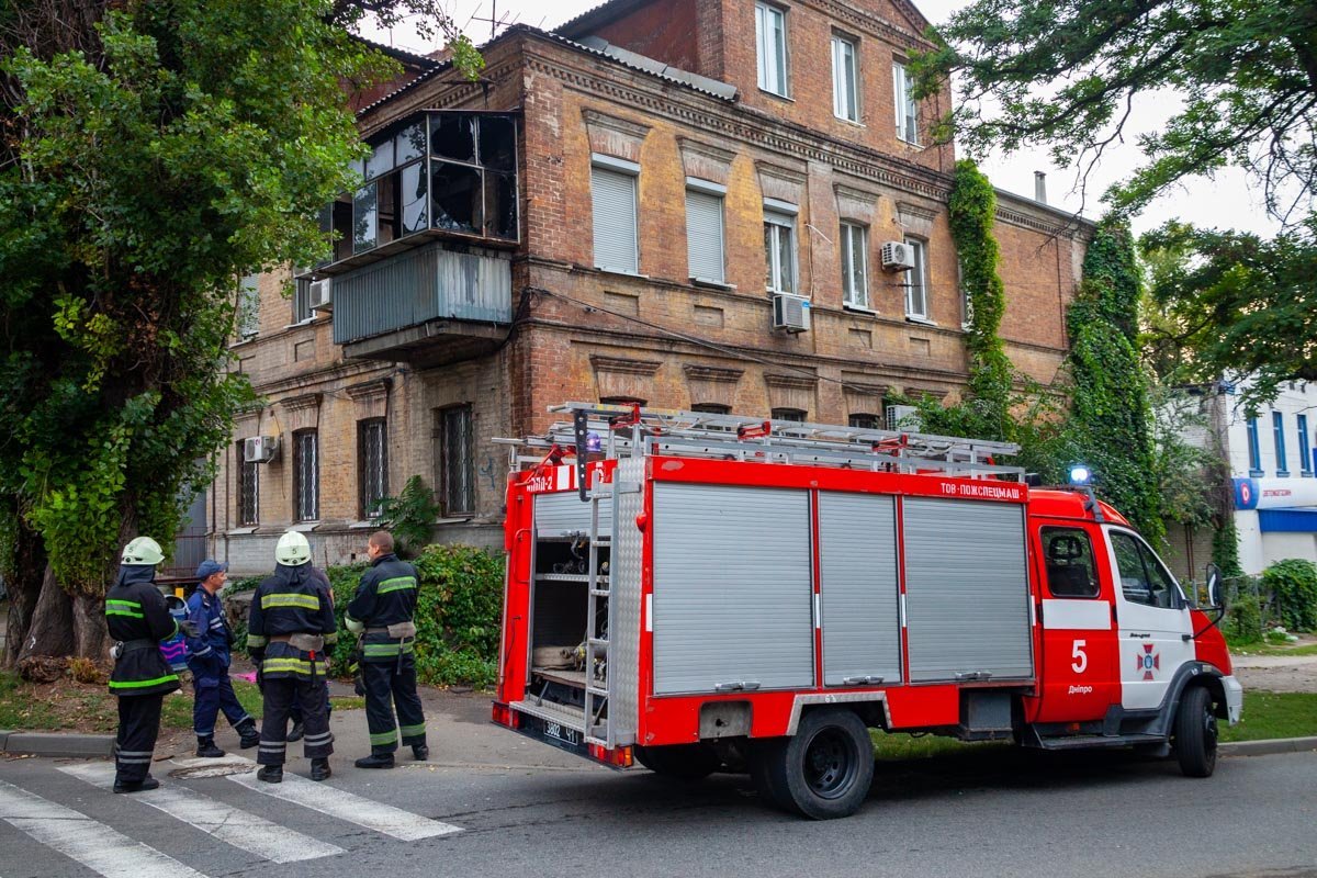 На улице Ульянова загорелся балкон На улице Ульянова загорелся балкон