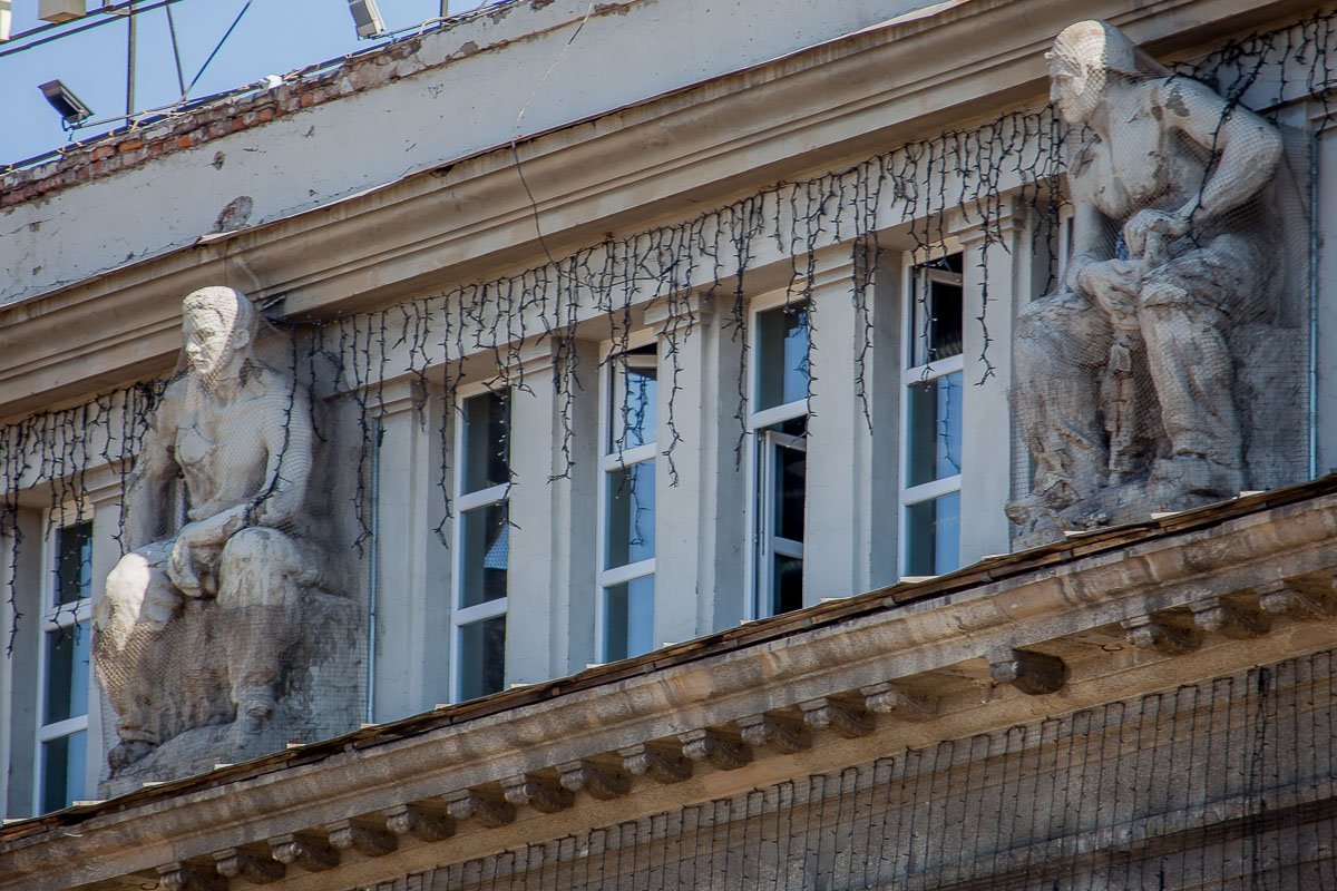 Сейчас ЦУМ украшают рабочие, продавцы и швеи Сейчас ЦУМ украшают рабочие, продавцы и швеи