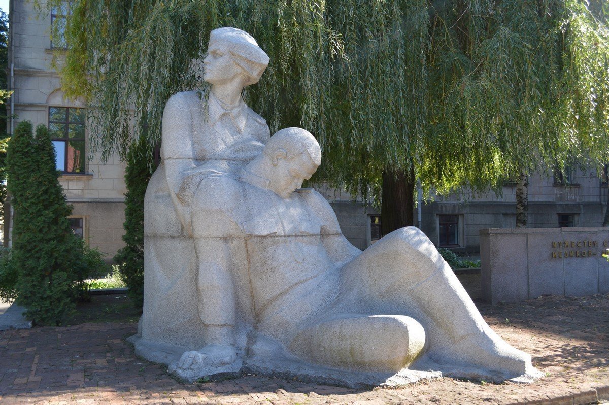 К памятнику можно добраться на трамвае К памятнику можно добраться на трамвае