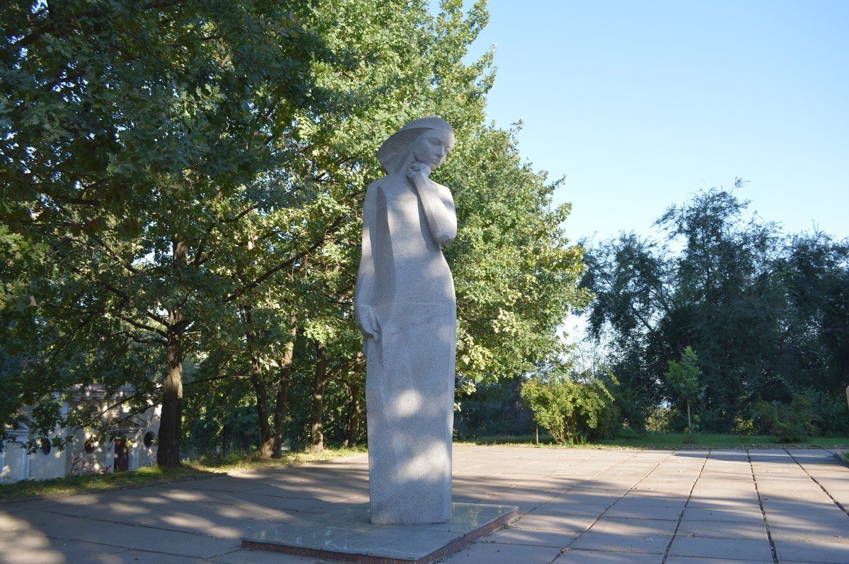 Памятник находится в парке Шевченко Памятник находится в парке Шевченко