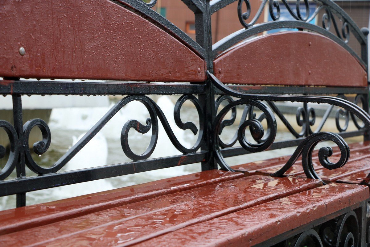 Уже не посидишь на лавке