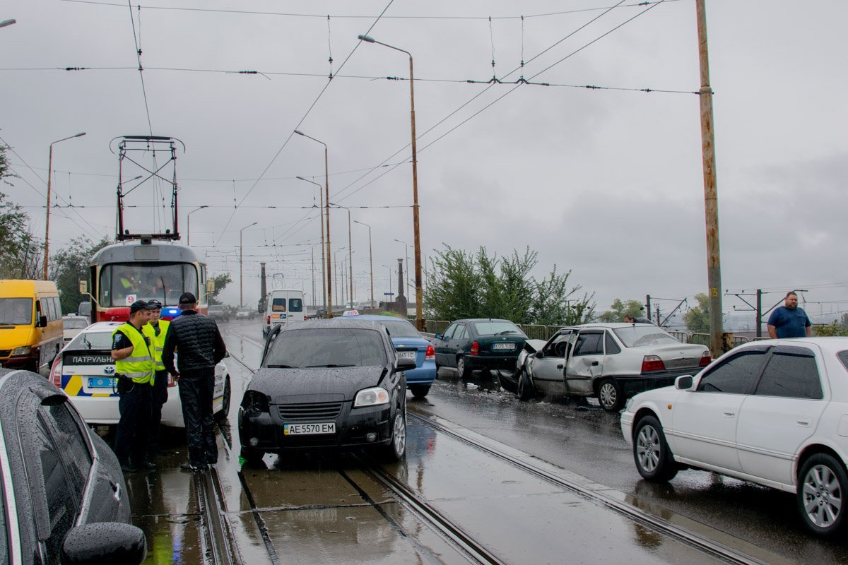 23 сентября, около 11:00, на Старом мосту столкнулись Chevrolet и Daewoo 23 сентября, около 11:00, на Старом мосту столкнулись Chevrolet и Daewoo