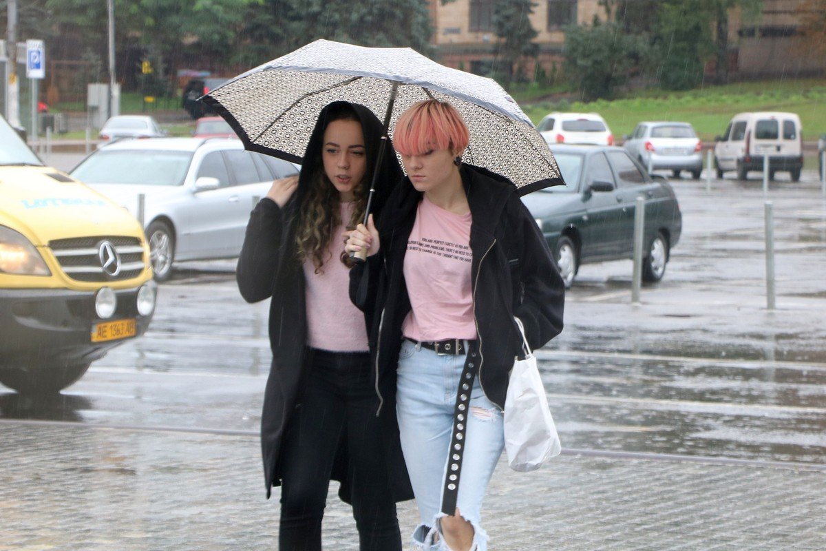 Жаль, но придется достать зонт, под которым не видно твою крутую прическу