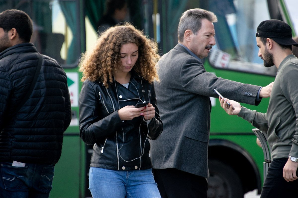 Пока ты листаешь наш сайт, сзади дерутся поклонники IOS и Android