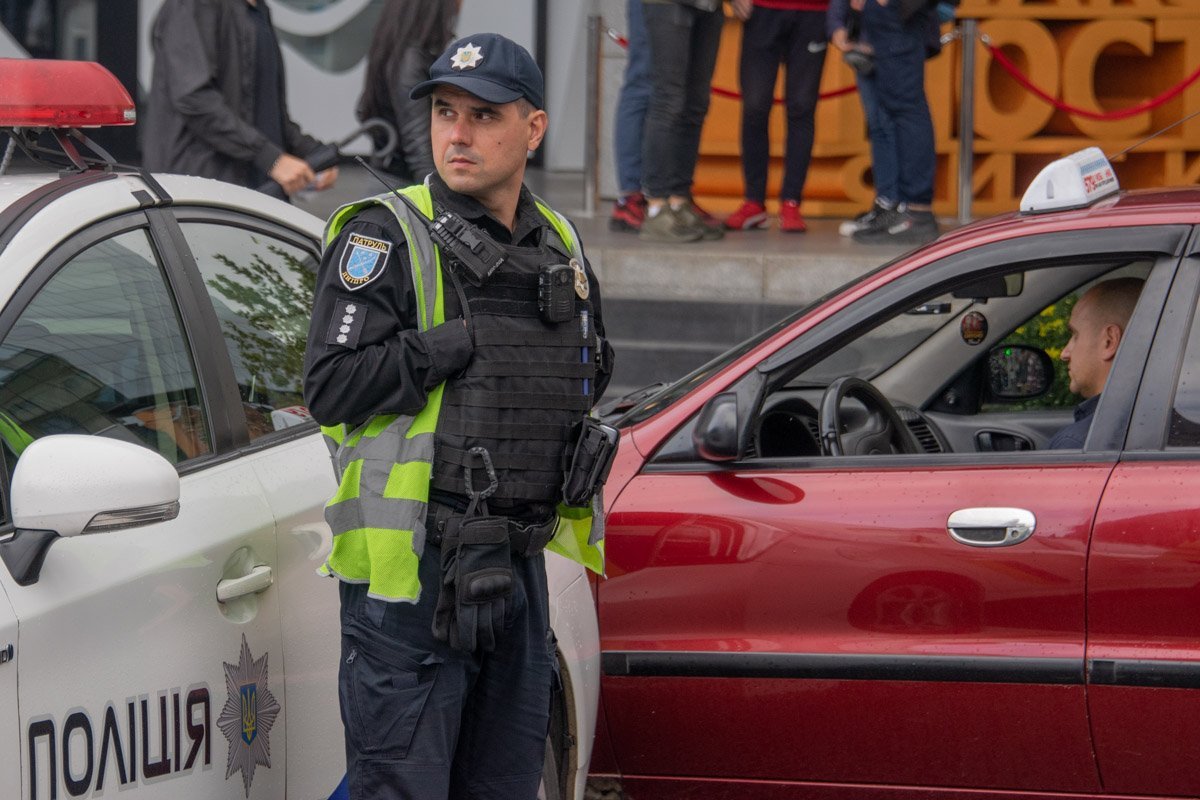 Я пришел, чтобы перекрыть движение и сделать тебя своей. Как видишь, движение я уже перекрыл