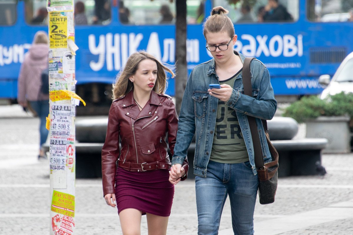 Да хватит липнуть, поговори со мной