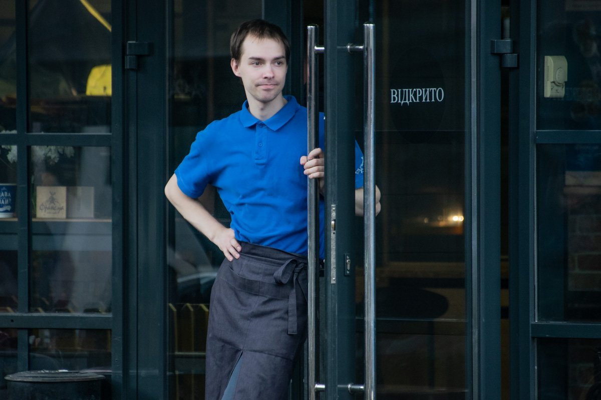 Холод загнал всех пить кофе. А он выгнал