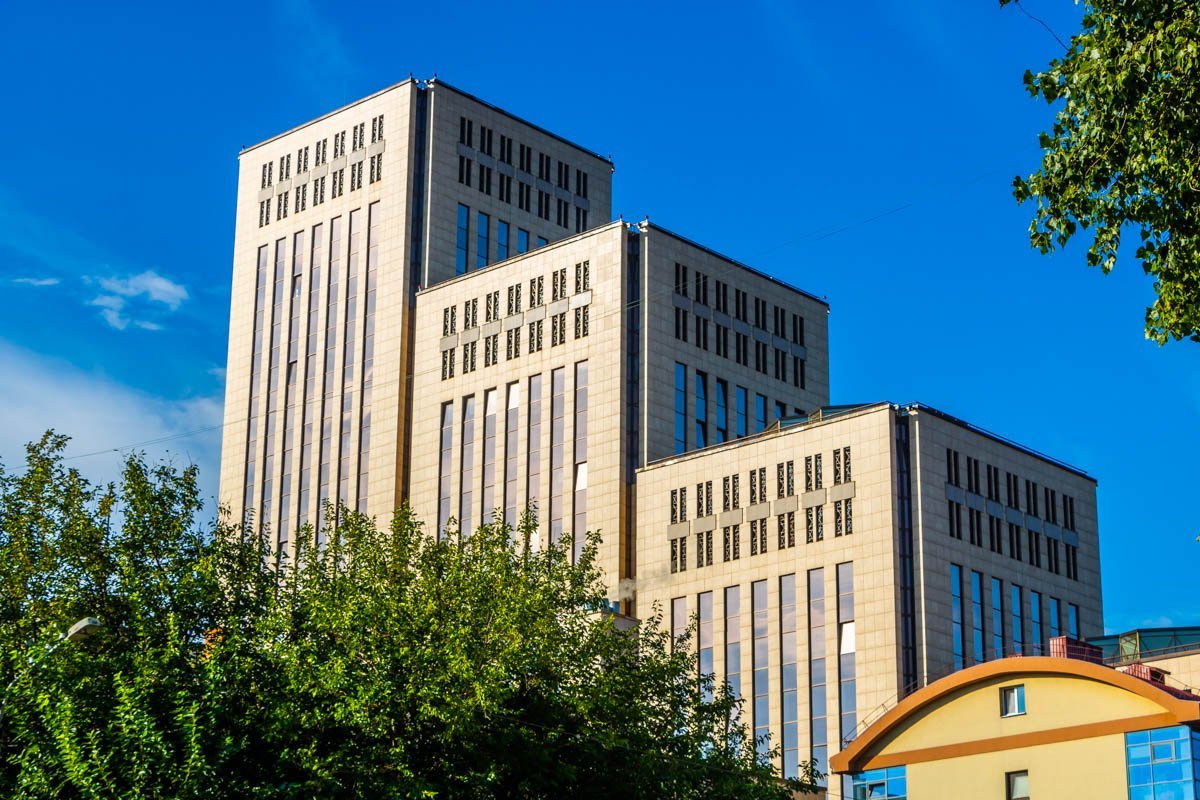 Вечером она еще красивее