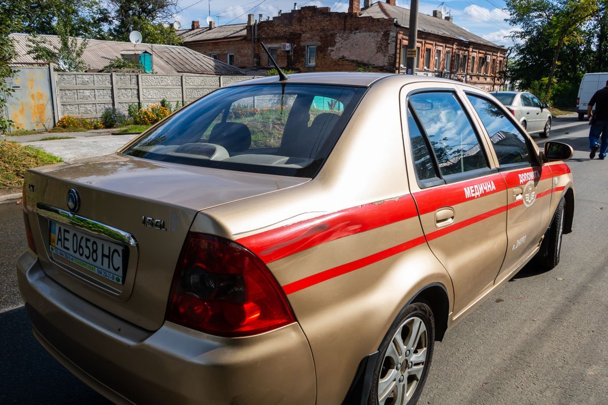 Водителя, по его словам, при повороте на улицу Нестерова "заслепило" солнце.