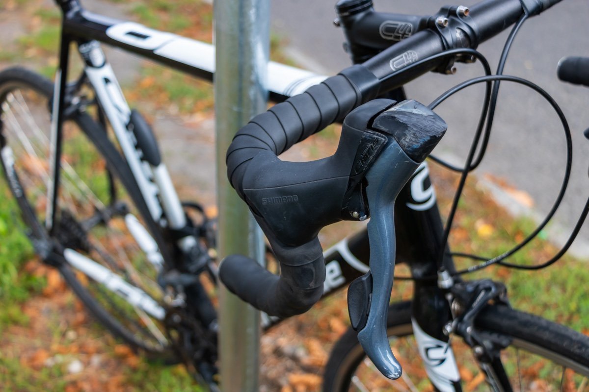 Велосипедист, спускаясь вниз по улице Орловской на перекрёстке попал под колеса авто.