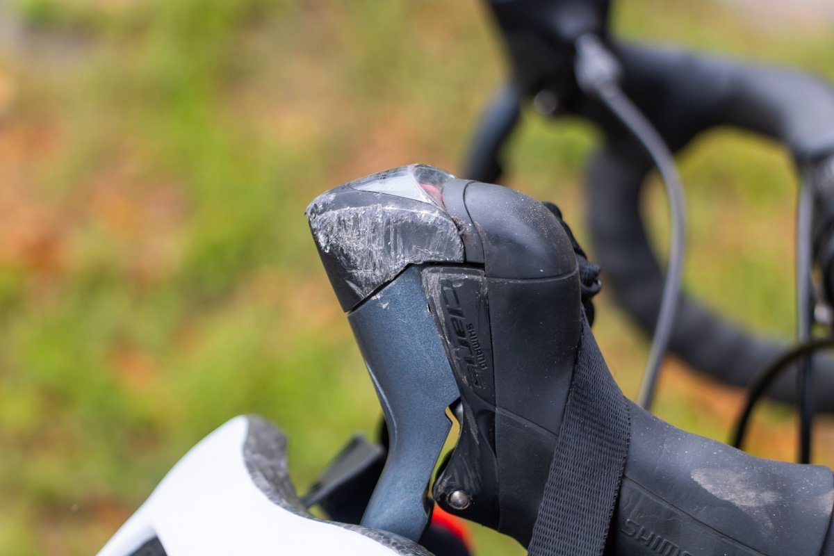 На велосипеде с двух сторон поцарапаны тормозные ручки