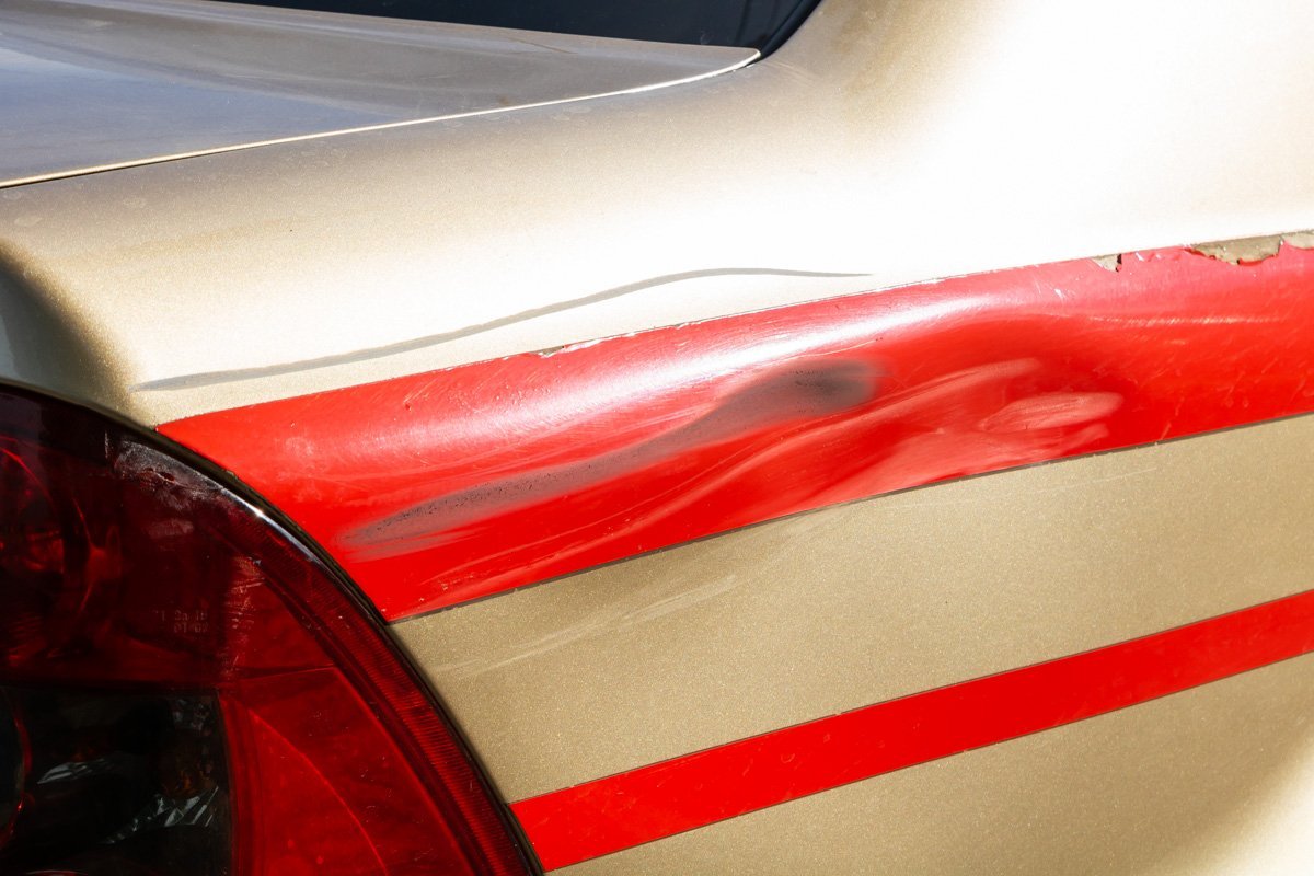 След от удара на правой части авто