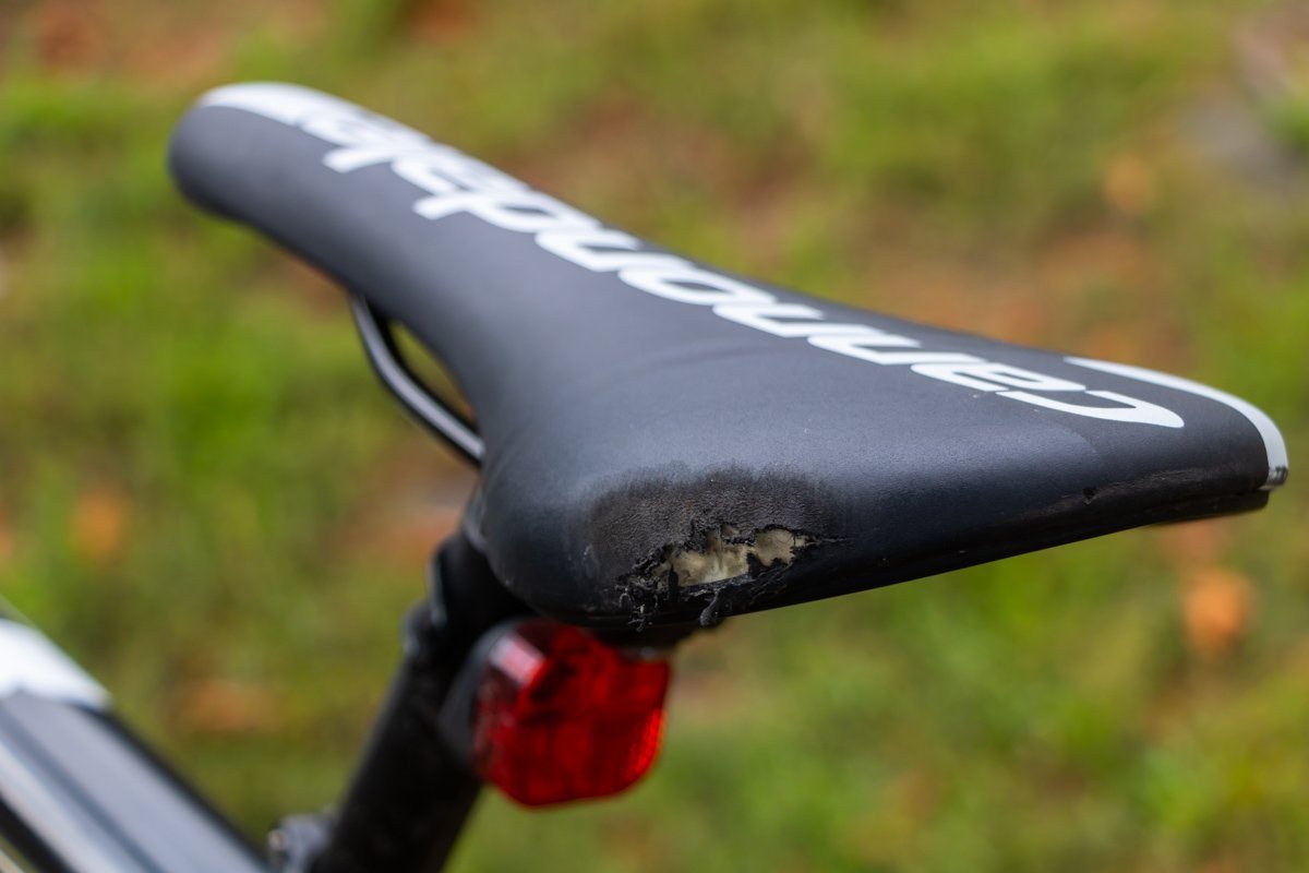 Велосипедист упал на левую сторону