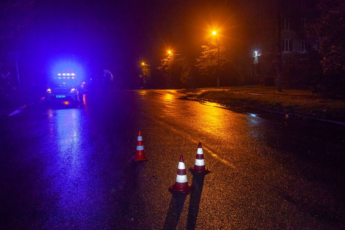 Патрульные опрашивают очевидцев Патрульные опрашивают очевидцев