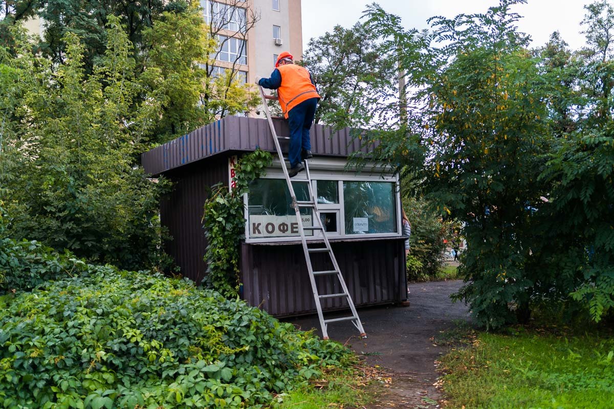 Рабочие КП "Благоустройство" убирают незаконный ларек  Рабочие КП "Благоустройство" убирают незаконный ларек